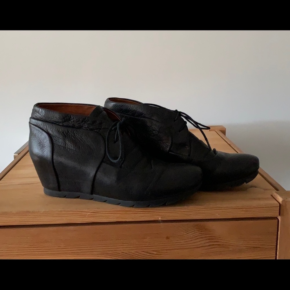 GENTLE SOUL leather boots